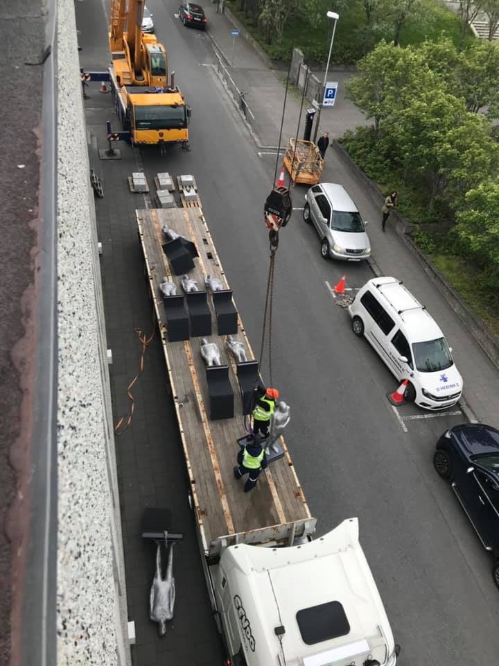 Listaverk sett upp með krana Smákrana