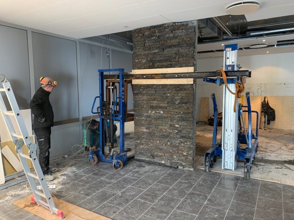 Veggur færður í Hreyfingu Glæsibæ