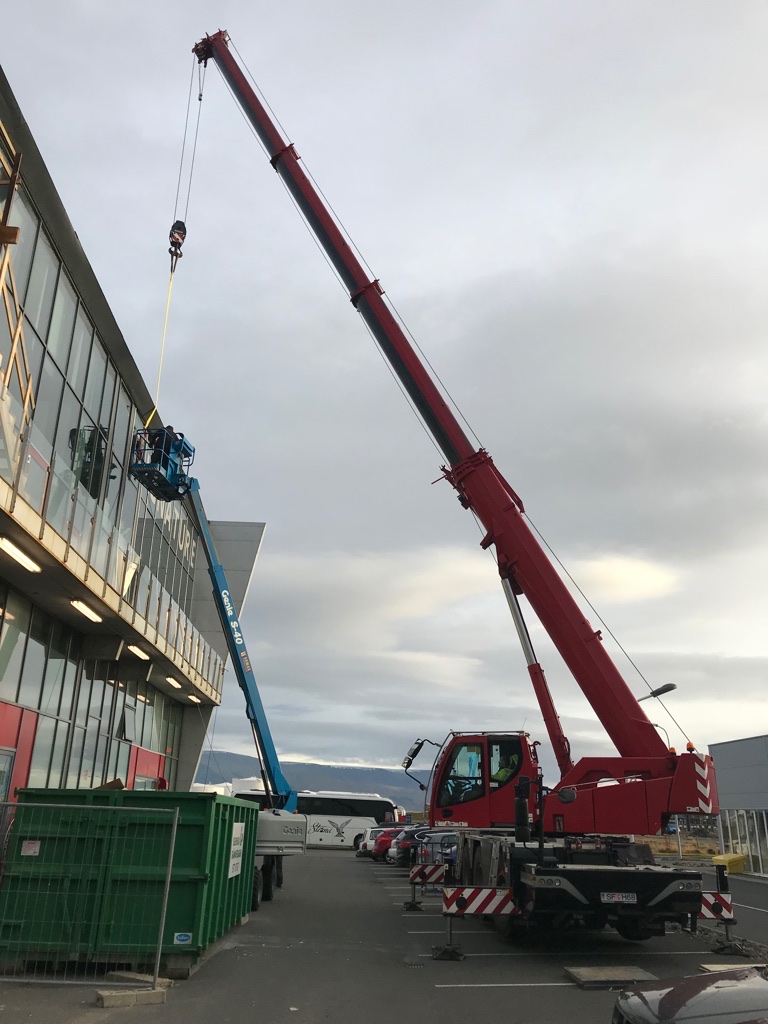 Liebherr LTC við glerísetningu