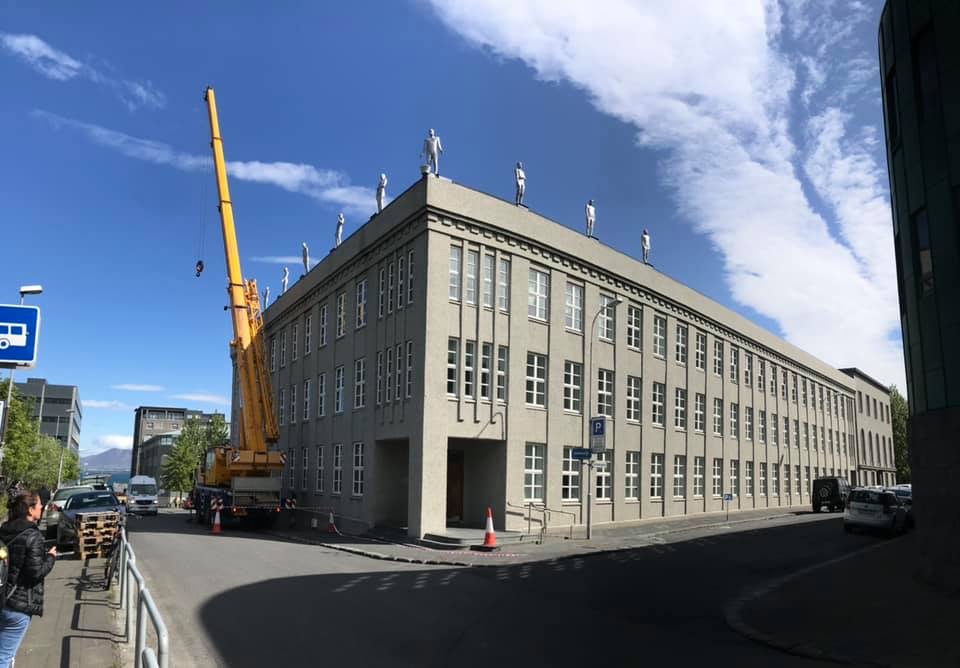 Listaverk híft á sinn stað
